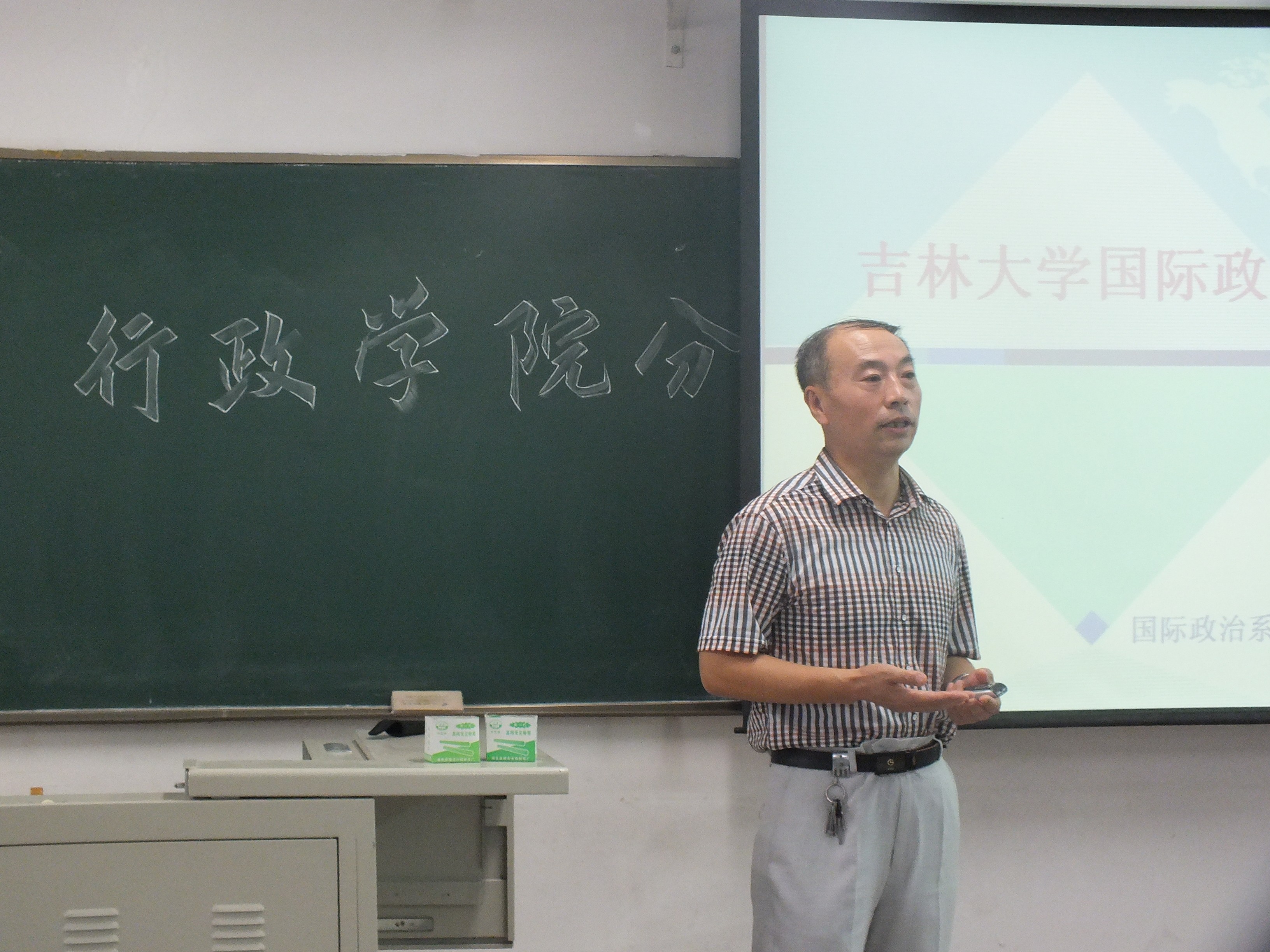 405教室举办了2011级本科生分专业宣讲会,国际政治学系主任黄凤志教授